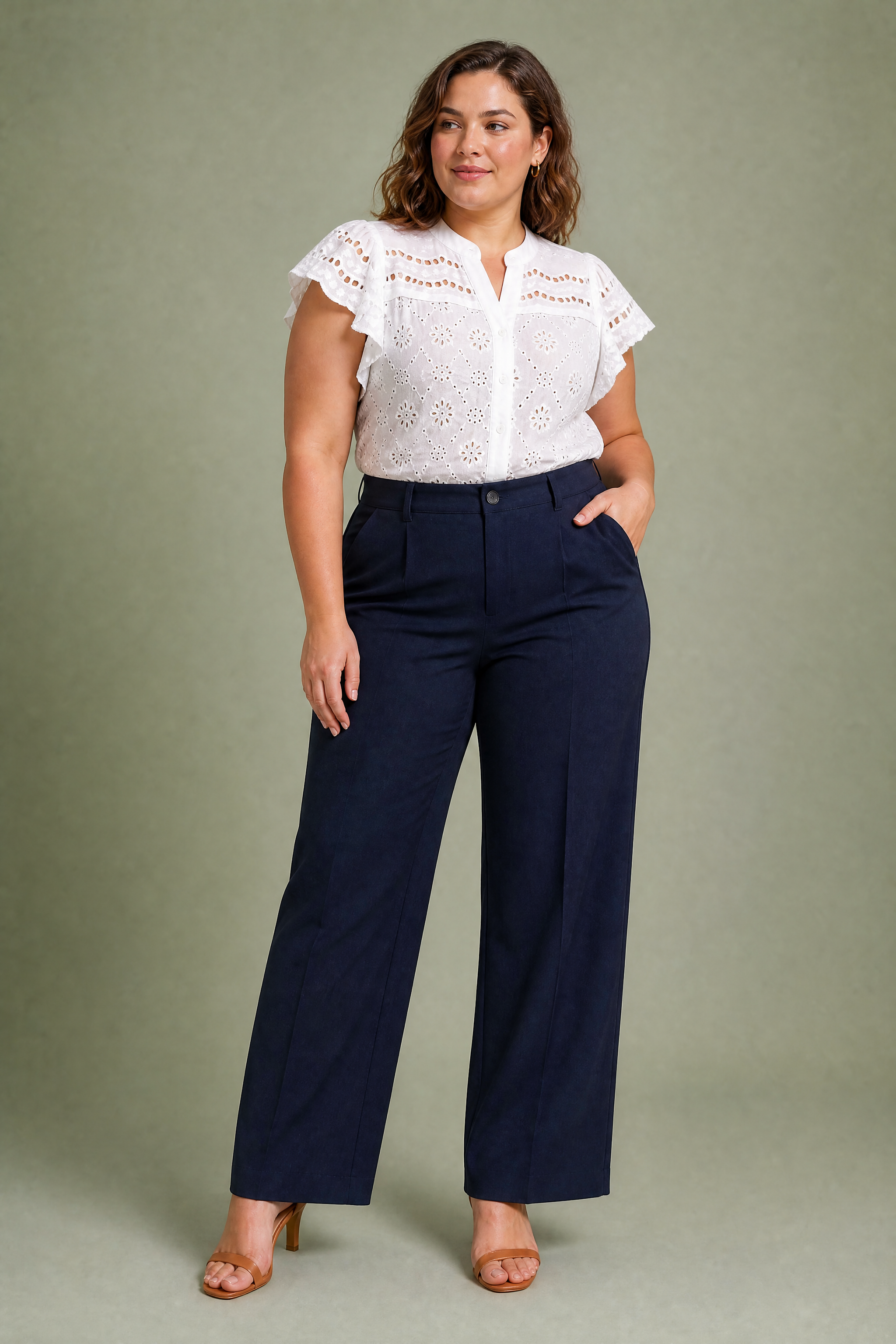 Chemisier blanc col V ajouré | Porté sur une silhouette plus ronde | Lounelle Paris