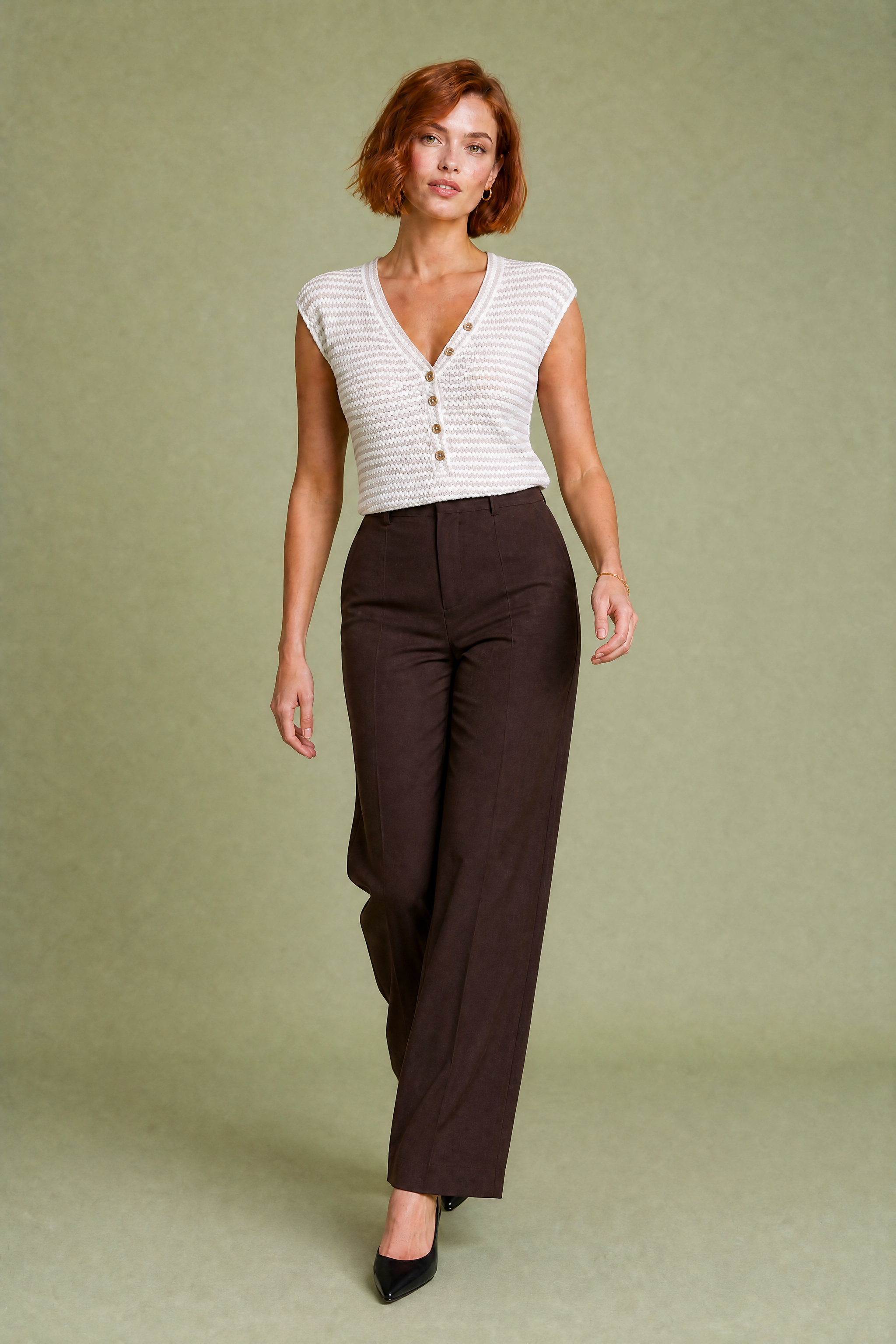 Top maille beige rayé col V | Vue en mouvement | Lounelle Paris