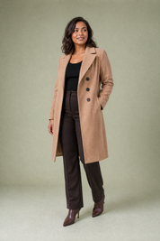 Manteau long ceinturé à col tailleur | Porté sur une autre silhouette | Lounelle Paris