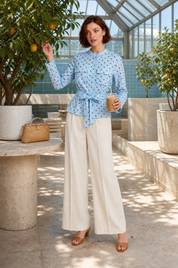 Veste chemise bleu clair à pois | Photo lifestyle | Lounelle Paris