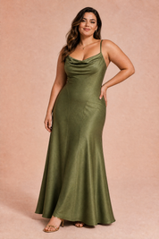 Robe longue vert militaire dos lacé | Porté sur une silhouette plus ronde | Lounelle Paris