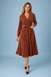 Robe marron col V velours côtelé | Vue en mouvement | Lounelle Paris