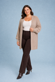 Gilet long beige manches bouffantes | Porté sur une silhouette plus ronde | Lounelle Paris