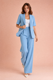 Tailleur pantalon bleu clair manches courtes | Vue en mouvement | Lounelle Paris