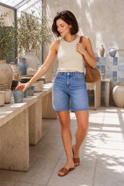 Short denim ample taille mi-haute | Photo lifestyle | Lounelle Paris