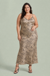 Robe nuisette léopard dos ouvert | Porté sur une silhouette plus ronde | Lounelle Paris