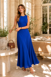 Robe longue bleue fluide sans manches | Photo lifestyle | Lounelle Paris