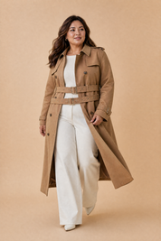 Trench long camel double ceinture | Porté sur une silhouette plus ronde | Lounelle Paris