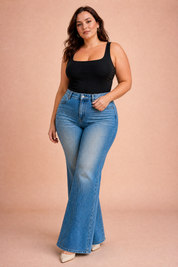 Jean bleu délavé jambe évasée | Porté sur une silhouette plus ronde | Lounelle Paris