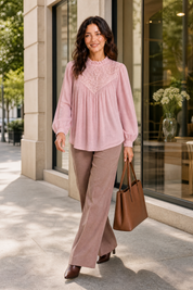 Blouse à col volanté et manches bouffantes | Variante Rose - Lifestyle | Lounelle Paris