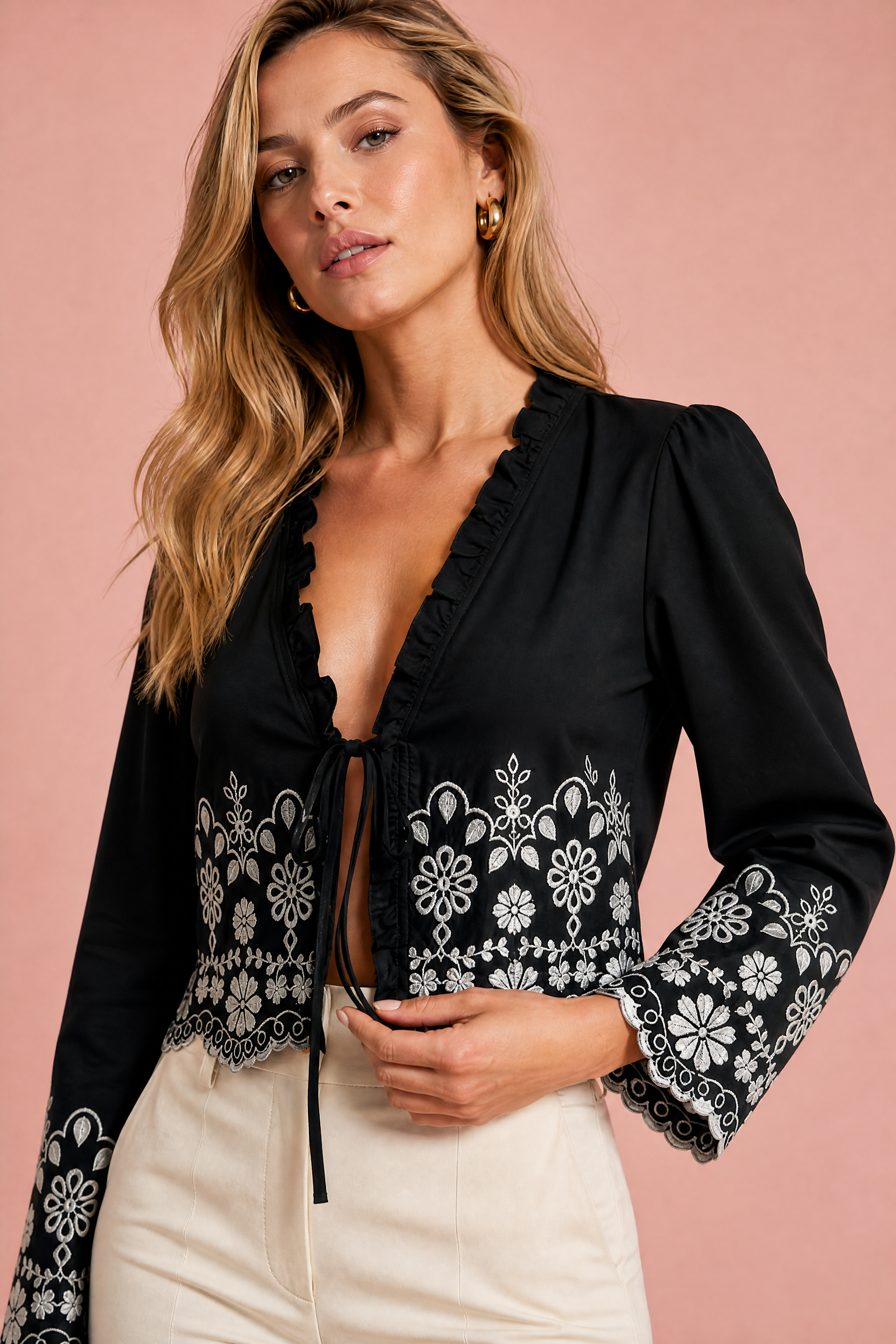 Blouse noire col V brodée | Vue rapprochée | Lounelle Paris