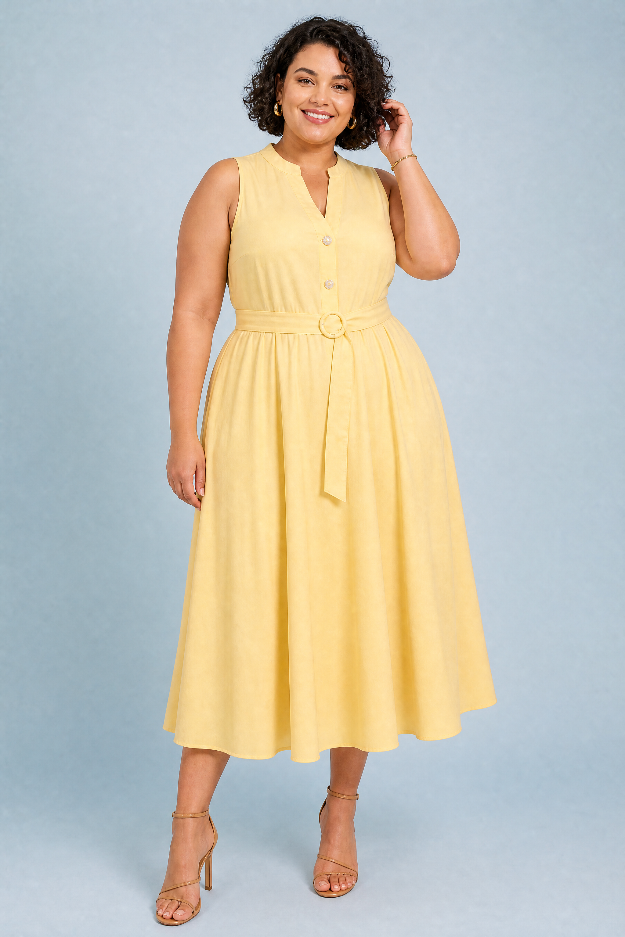 Robe jaune col en V ceinturée | Porté sur une silhouette plus ronde | Lounelle Paris