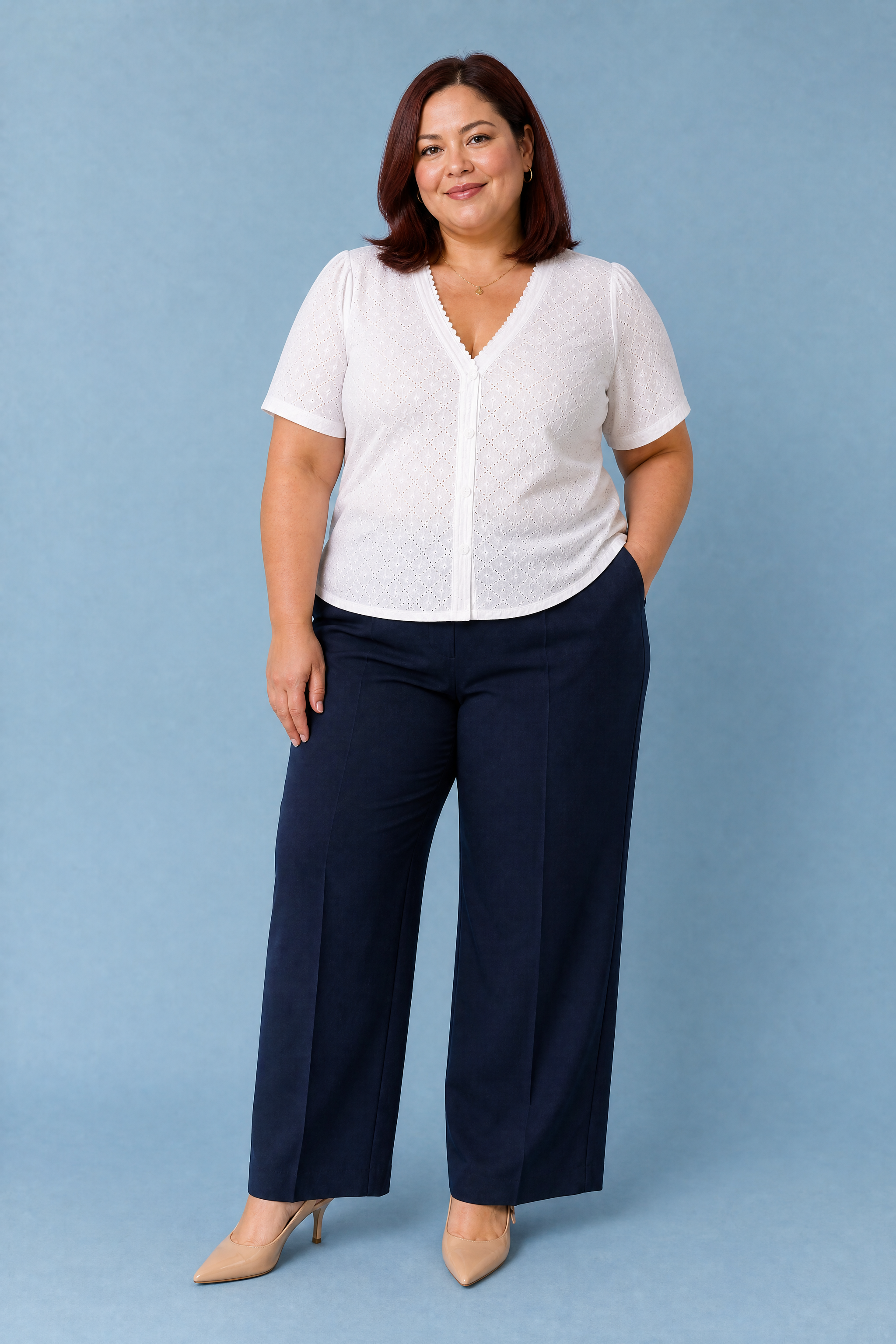 Blouse blanche col V ajourée | Porté sur une silhouette plus ronde | Lounelle Paris