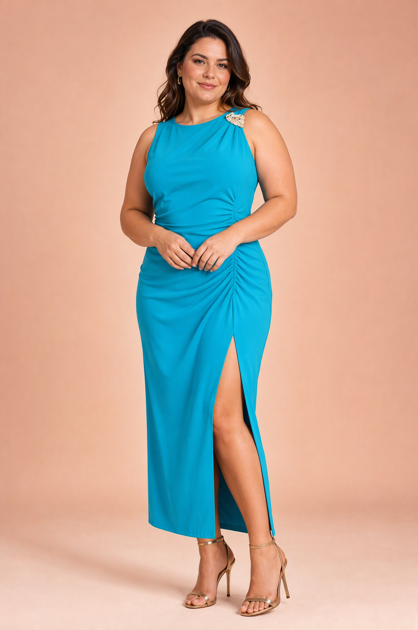 Robe bleu paon drapée asymétrique | Porté sur une silhouette plus ronde | Lounelle Paris