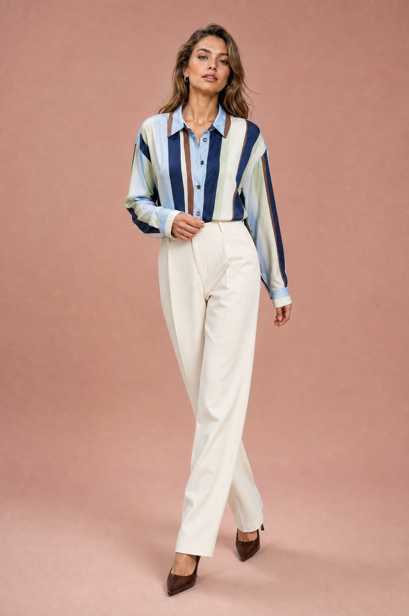 Chemise ample à rayures satinée | Vue en mouvement | Lounelle Paris