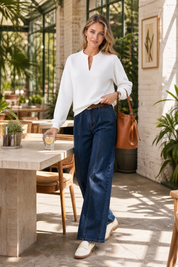 Sweat texturé col en V | Photo lifestyle | Lounelle Paris