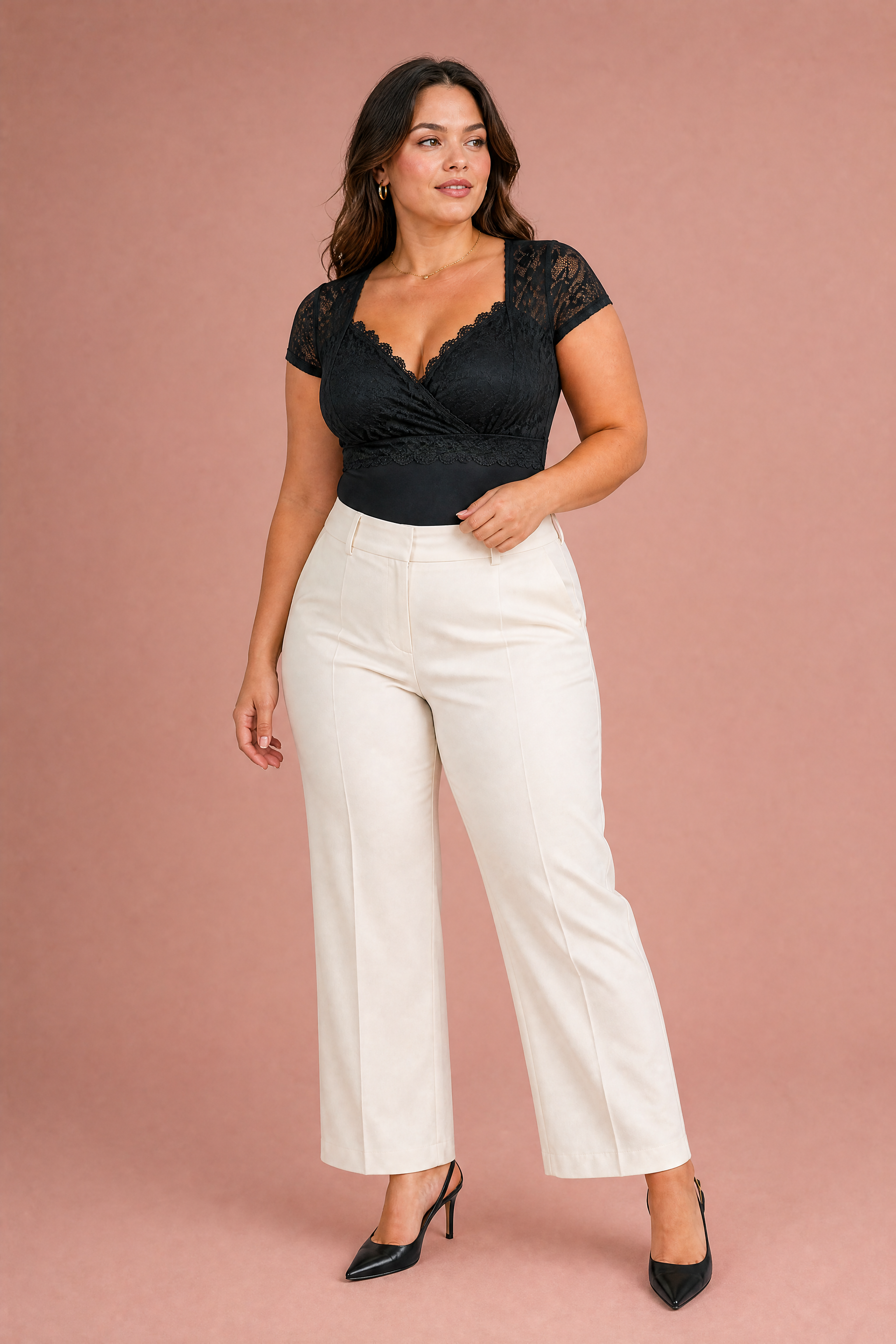 Body noir en dentelle ajusté | Porté sur une silhouette plus ronde | Lounelle Paris