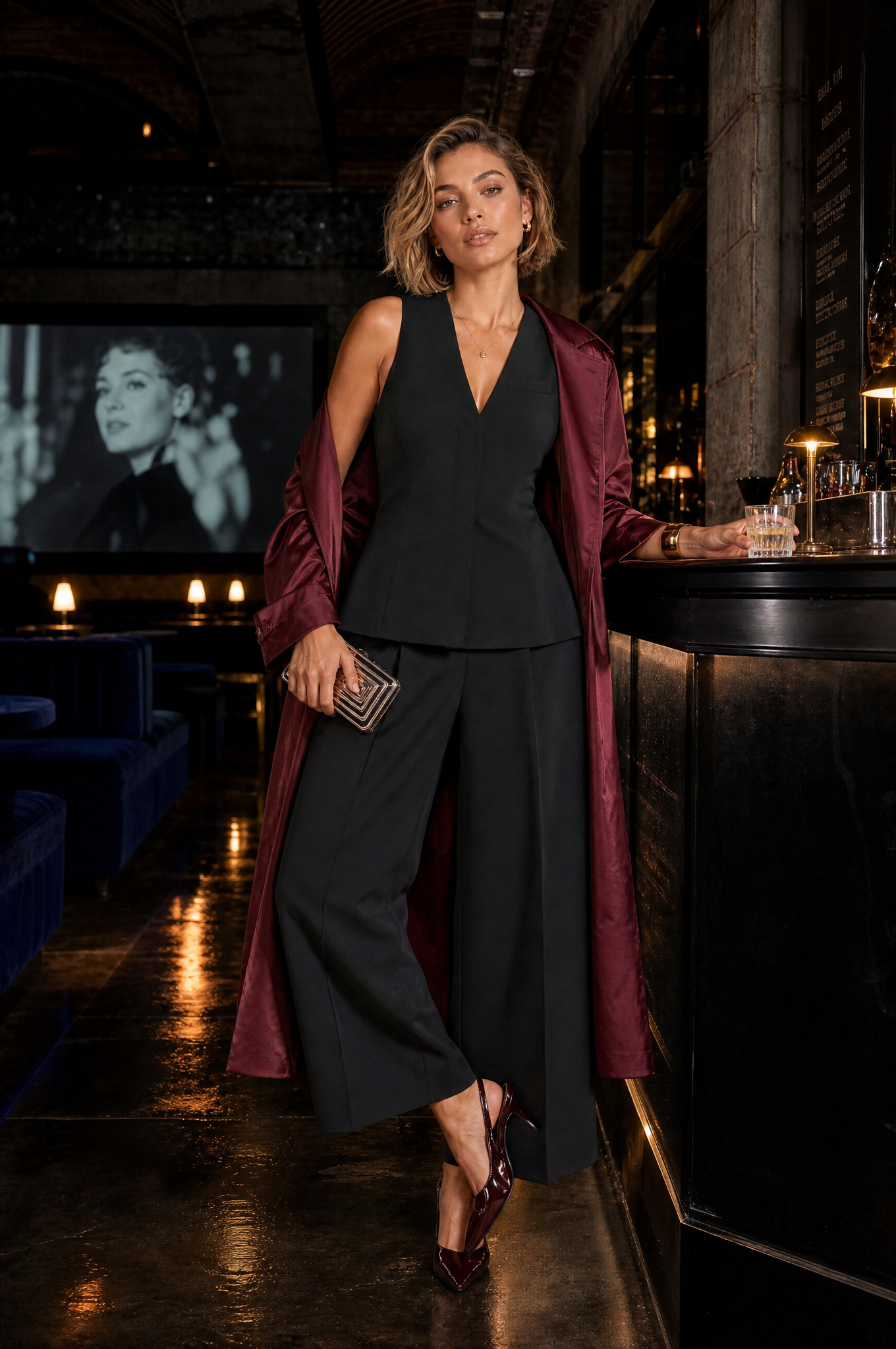 Ensemble noir col V taille haute | Deuxième photo lifestyle | Lounelle Paris