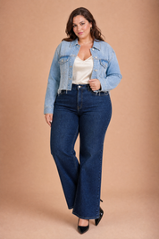 Veste en jean bleu clair courte effilochée | Porté sur une silhouette plus ronde | Lounelle Paris
