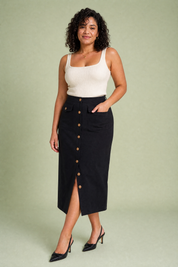 Jupe noire boutonnée taille haute | Porté sur une autre silhouette | Lounelle Paris