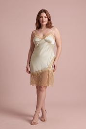 Robe nuisette verte à dentelle | Porté sur une silhouette plus ronde | Lounelle Paris
