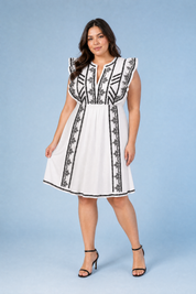 Robe blanche à volants brodée | Porté sur une silhouette plus ronde | Lounelle Paris