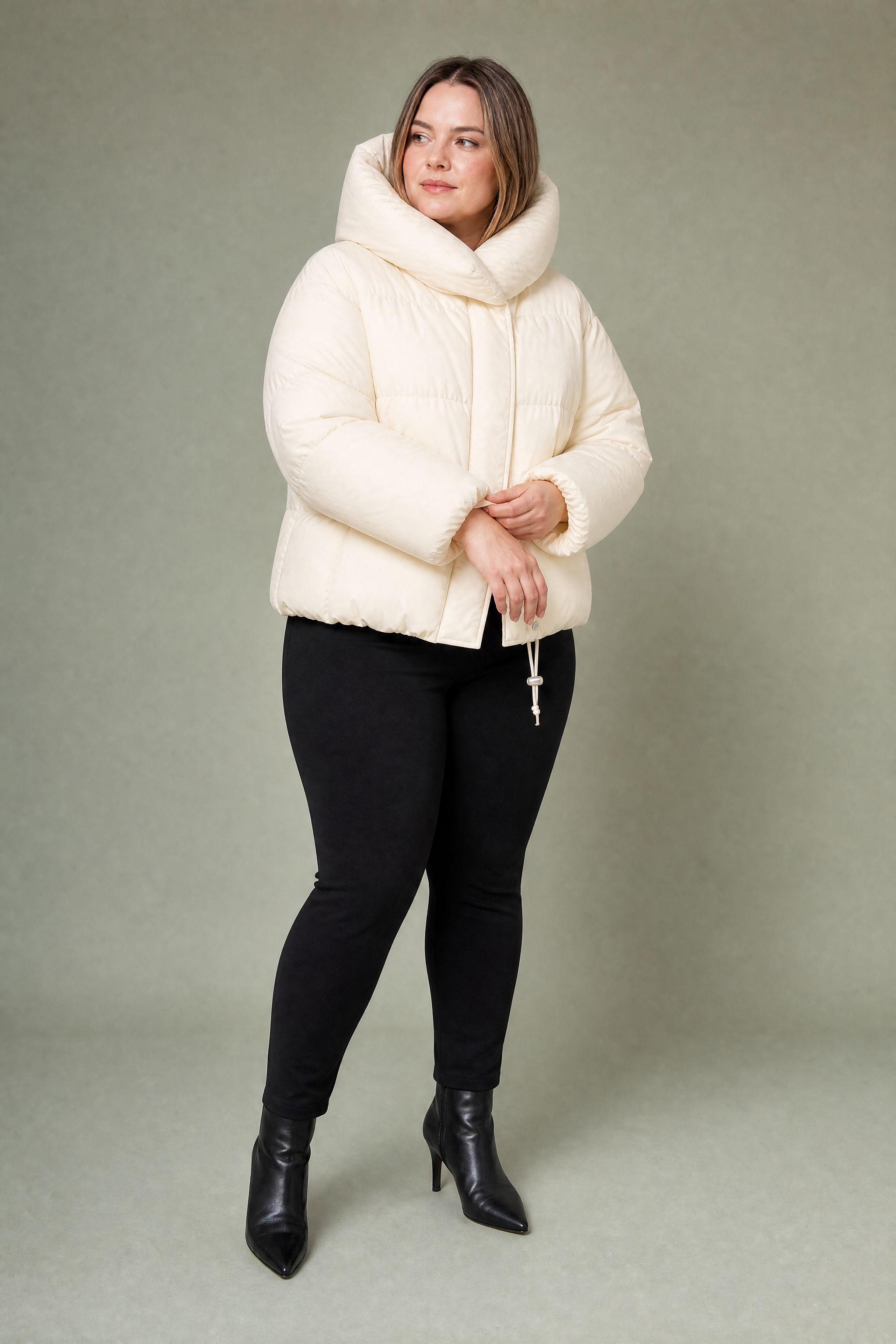 Doudoune courte à capuche oversize | Porté sur une silhouette plus ronde | Lounelle Paris