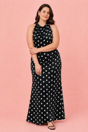 Robe noire à pois col halter | Porté sur une silhouette plus ronde | Lounelle Paris