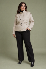 Trench Écru court ceinturé | Porté sur une silhouette plus ronde | Lounelle Paris