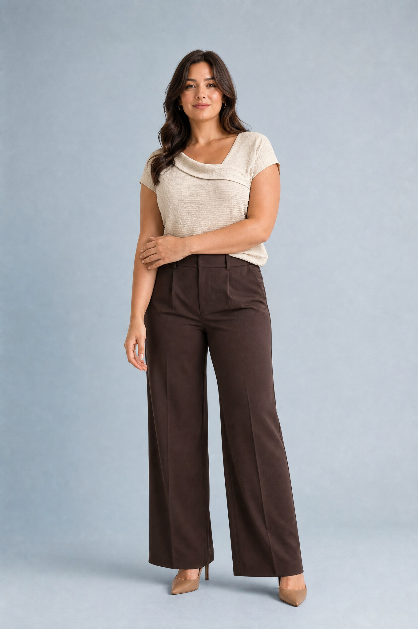 T-shirt beige col asymétrique drapé | Porté sur une silhouette plus ronde | Lounelle Paris