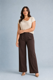 T-shirt beige col asymétrique drapé | Porté sur une silhouette plus ronde | Lounelle Paris