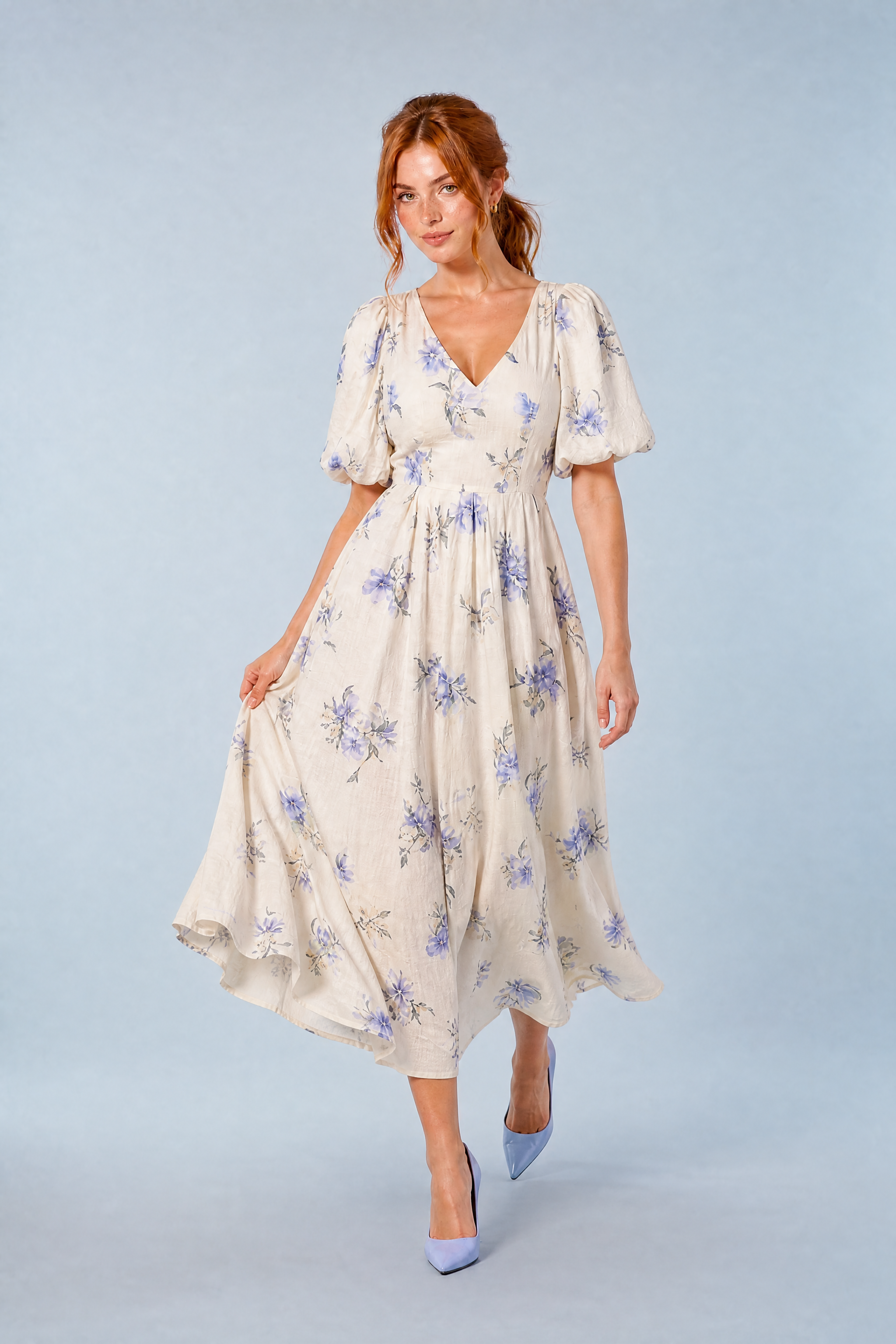 Robe longue écru imprimée col V | Vue en mouvement | Lounelle Paris