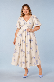 Robe longue écru imprimée col V | Porté sur une silhouette plus ronde | Lounelle Paris
