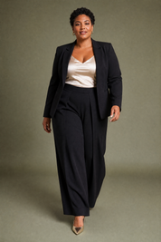 Pantalon large noir plis devant | Porté sur une silhouette plus ronde | Lounelle Paris