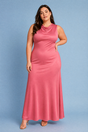 Robe rose satinée col drapé | Porté sur une silhouette plus ronde | Lounelle Paris
