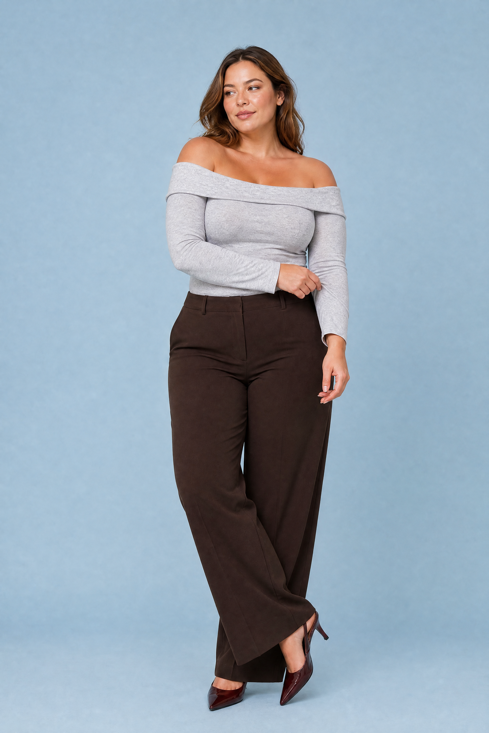 Top gris clair épaules dénudées manches longues | Porté sur une silhouette plus ronde | Lounelle Paris