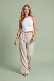 Pantalon large beige à coquillages | Vue en mouvement | Lounelle Paris