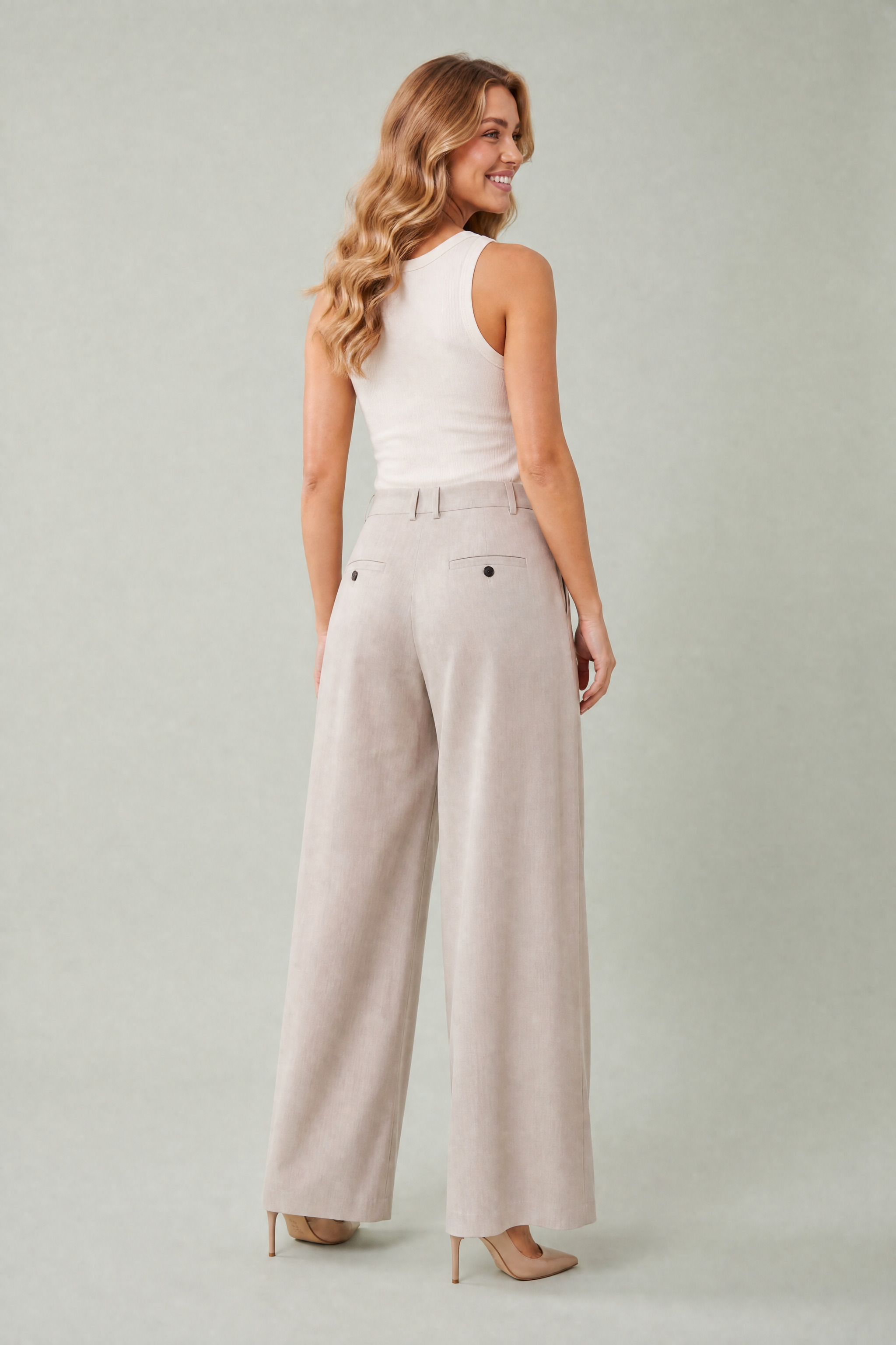 Pantalon beige large plissé | Vue de dos | Lounelle Paris