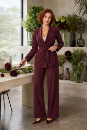 Tailleur pantalon croisé ceinturé | Photo lifestyle | Lounelle Paris
