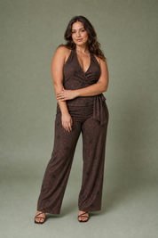 Ensemble marron foncé col licou | Porté sur une silhouette plus ronde | Lounelle Paris