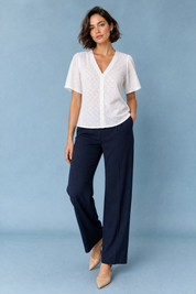 Blouse blanche col V ajourée | Vue de face | Lounelle Paris