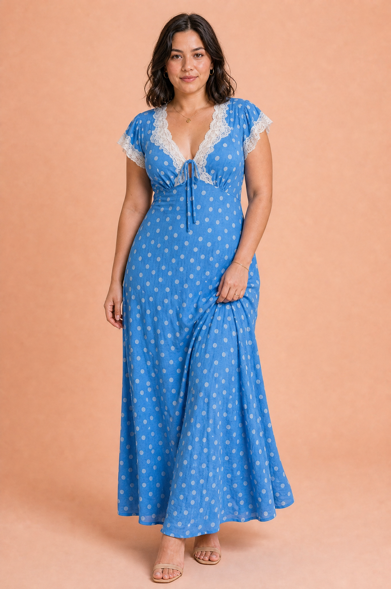 Robe longue bleue à pois col V | Porté sur une autre silhouette | Lounelle Paris