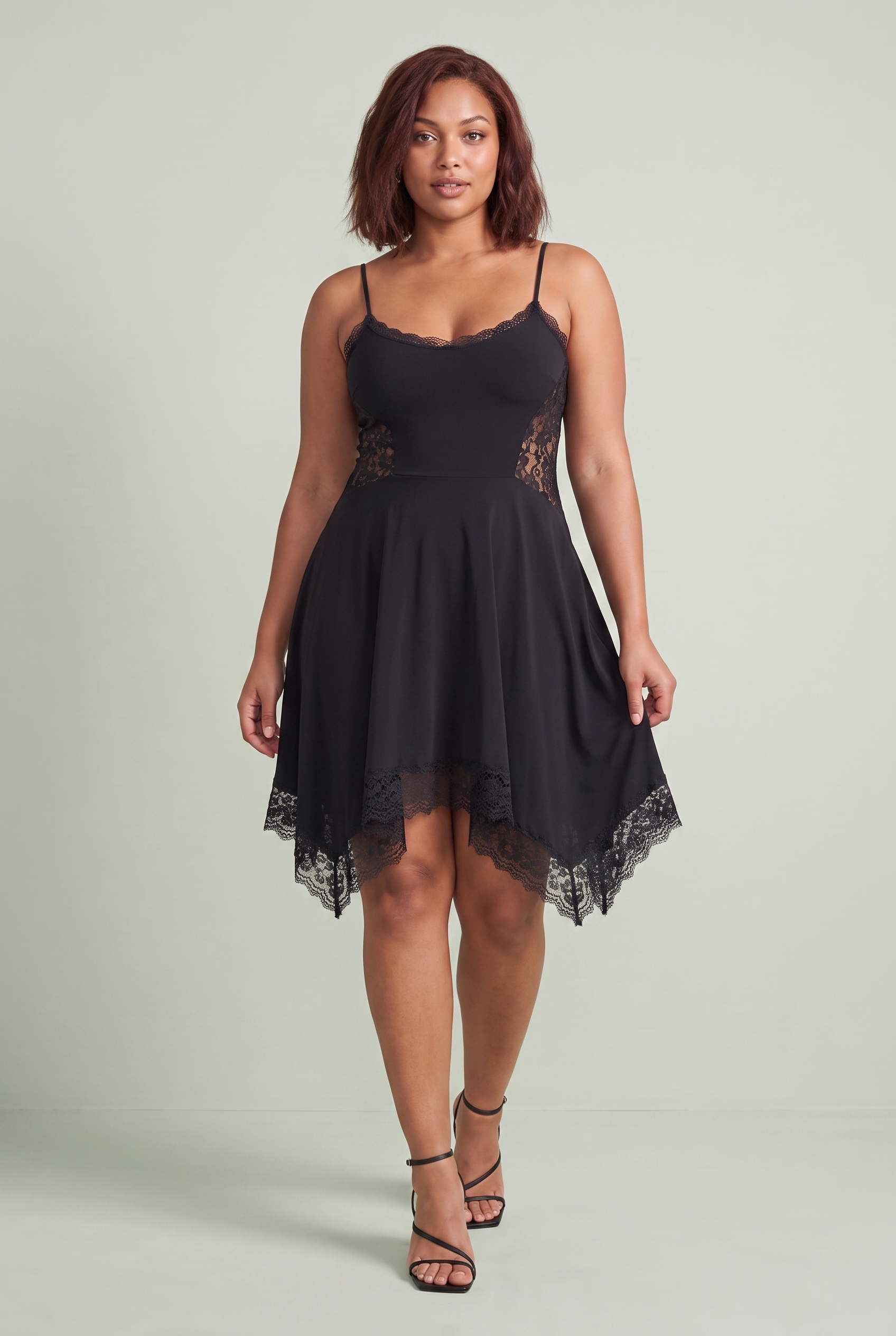 Robe noire asymétrique en dentelle | Porté sur une autre silhouette | Lounelle Paris