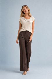 T-shirt beige col asymétrique drapé | Vue en mouvement | Lounelle Paris