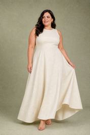 Robe longuecrème évasée sans manches | Porté sur une silhouette plus ronde | Lounelle Paris