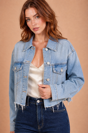 Veste en jean bleu clair courte effilochée | Vue rapprochée | Lounelle Paris
