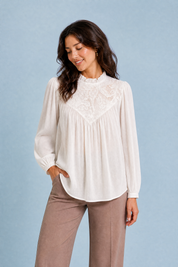 Blouse à col volanté et manches bouffantes | Vue rapprochée | Lounelle Paris