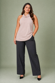 Top rose poudré col halter dos nu | Porté sur une silhouette plus ronde | Lounelle Paris
