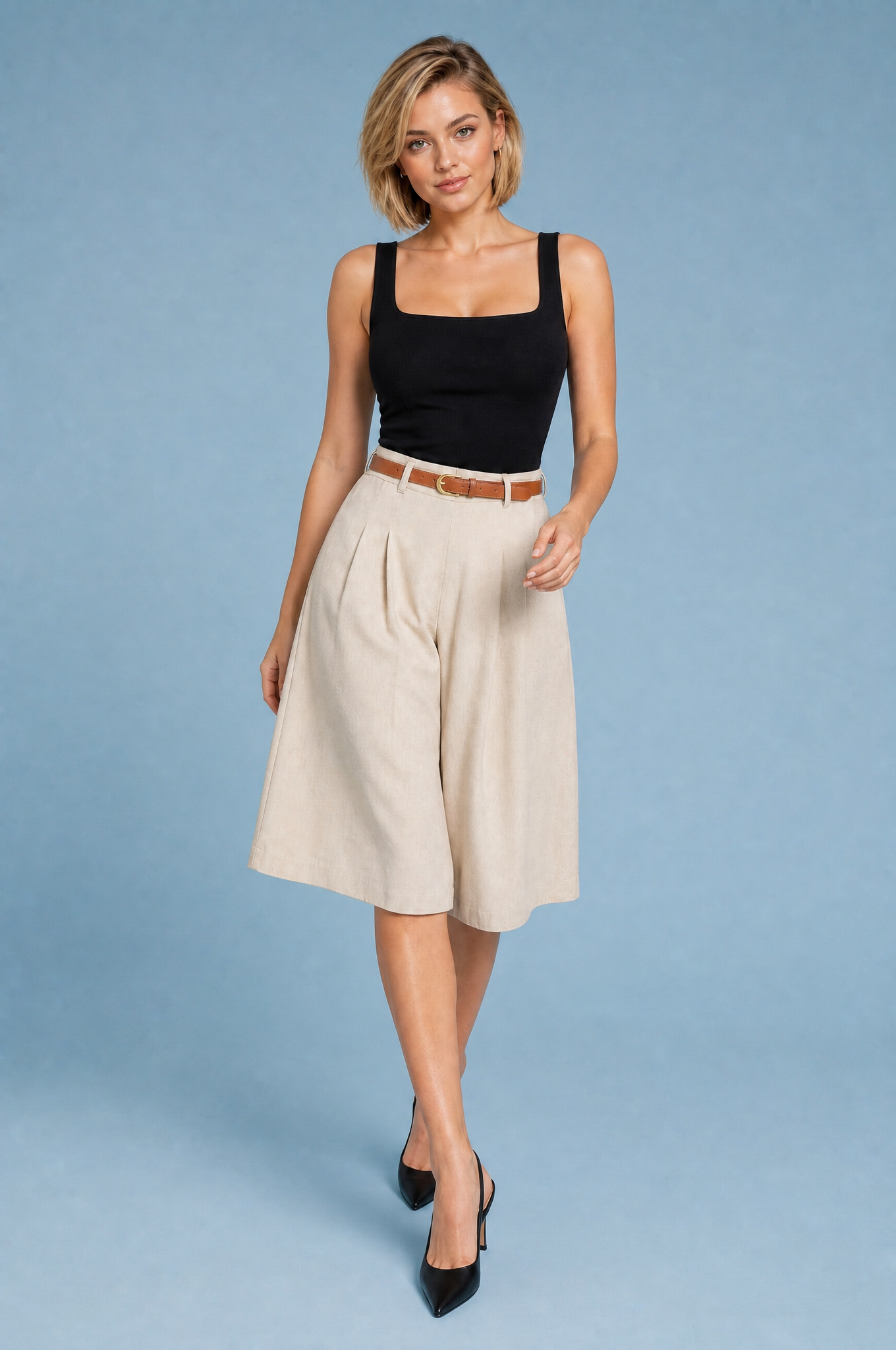 Short beige taille haute ceinturé | Vue en mouvement | Lounelle Paris