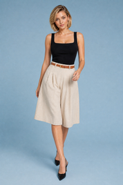 Short beige taille haute ceinturé | Vue en mouvement | Lounelle Paris